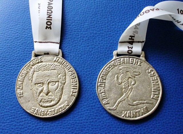 Παρουσίαση του συλλεκτικού μεταλλίου του 1ου Δημοκρίτειου Ημιμαραθωνίου