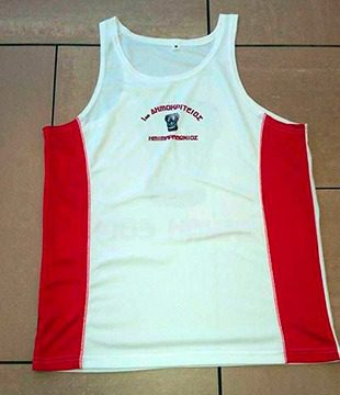 Παρουσίαση της αναμνηστικής τεχνικής τιραντέ μπλούζας του «1ου Δημοκρίτειου Ημιμαραθωνίου»